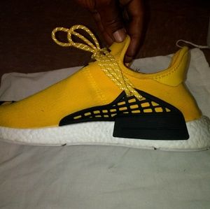 Tennis shoes
